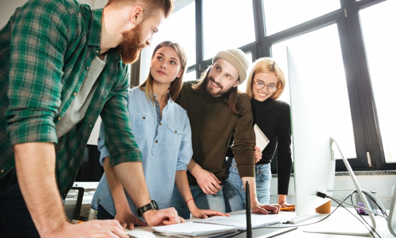 Equipo arvionelustra trabajando en oficina moderna